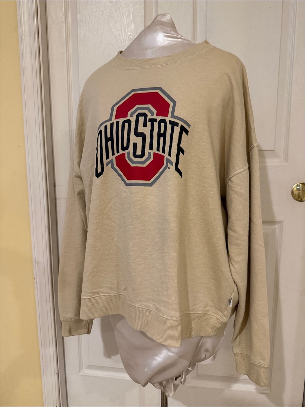 Colosseum Women’s Oatmeal Ohio State Graphic Crewneck Sweatshirt (Sz XL)